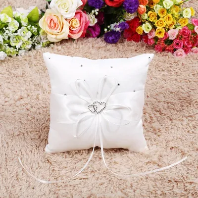 Image de Coussin porte-annonce de mariage avec noeud papillon tache double coeur diamants (blanc)