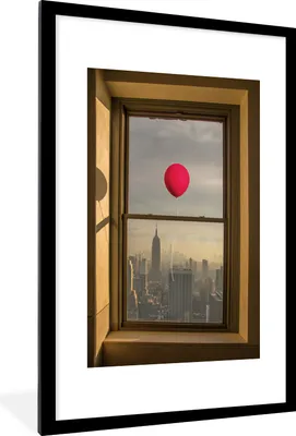 Produktbild von MuchoWow® MuchoWow® Gerahmtes Poster Roter Ballon fliegt an Fenster in New York vorbei 60x90 cm - Poster mit zchwarzem Bilderrahmen - Dekoration - Wandposter Wohnzimmer - Hochwertig