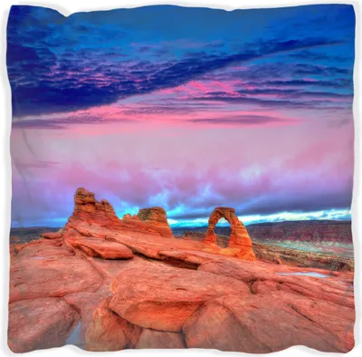 Produktbild von Wallario Premium Kissen, weiche Oberfläche, mit Motiv Farbenfrohes Naturdenkmal - Steinbogen im Nationalpark Arches, Größe: 30 x 30 cm, mit weißer Rückseite