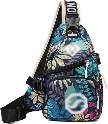 Produktbild von Kleiner Canvas-Rucksack für Männer mit Kopfhörerausgang und Brusttasche für Einkauf, Reisen und Wandern (blau)