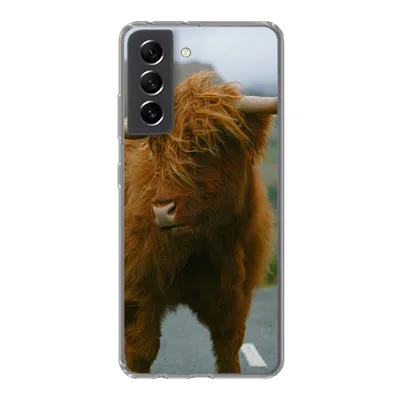 Produktbild von MuchoWow® Handyhülle Schutzhülle Hülle für Samsung Galaxy S21 FE Schottischer Highlander - Berg - Straße Silikon Softcase Handy Hülle - Mobiltelefonhülle
