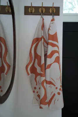 Productafbeelding van Unyqoos® Keukenhanddoekenset, bestaande uit een vaatdoek (50 x 70 cm) en een handdoek (40 x 70 cm), gemaakt van 100% biologisch katoen, kleur: koraal/oranje