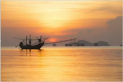 Produktbild von Wallario Wandbild Thailändisches Fischerboot vor Sonnenuntergang, Größe: 61 x 91,5 cm, Poster mit rahmenlosen Bildhalter