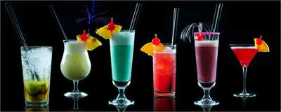 Produktbild von Wallario selbstklebendes Poster - Bunte Cocktails vor schwarzem Hintergrund, Größe: 50 x 125 cm