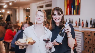 Produktbild von Jochen Schweizer Wein & Käse Tasting Berlin; Erlebnis verschenken oder selbst erleben;  Gutschein gültig für 1 Person Gruppengröße: 6-18 Personen