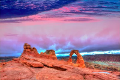 Produktbild von Wallario selbstklebendes Poster - Farbenfrohes Naturdenkmal - Steinbogen im Nationalpark Arches, Größe: 61 x 91,50 cm