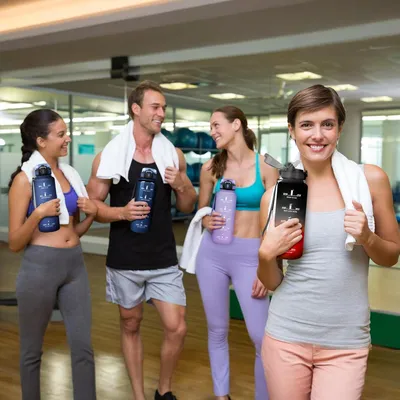 Produktbild von Große Sporttrinkflasche 1,5 Liter mit Strohhalm - Auslaufsicher und Geeignet für Kohlensäurehaltige Getränke - Ideal für Sport, Fitness und Outdoor-Aktivitäten