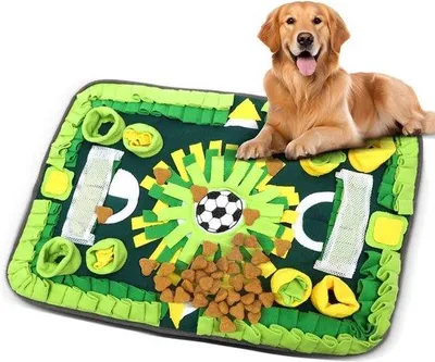 Produktbild von Famanu Schnüffelteppich für Hunde - Fußballfeld, grün