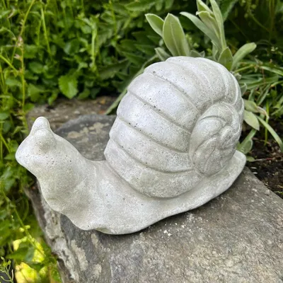 Produktbild von Betonfigur Schnecke LUISE mit silberner Patina - Handarbeit aus Deutschland