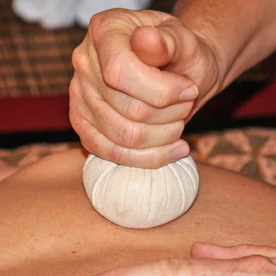 Produktbild von mydays Kräuterstempel Massage München (80 Min.); Erlebnis verschenken oder selbst erleben; Gutschein für 1 Person(en)