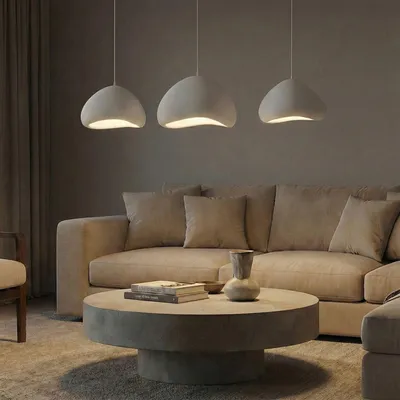 Immagine prodotto di Opviq, moderna lampada a sospensione bianca, struttura in metallo, calotta in fibra di vetro, 3 misure (32x28x22 cm, 40x38x25 cm, 50x46x32 cm), regolabile in altezza (80-115 cm), attacco E27, IP20, ideale per hotel e ambienti moderni.