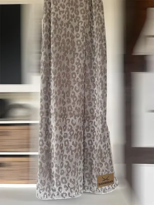 Produktbild von Sansibar Kuscheldecke 150x200 cm – weiche Sofa Decke in Leo-Optik, warm & flauschig, Wohndecke für Couch & Bett in Taupe