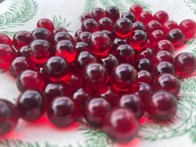 Produktbild von 95 Stück Rote Glasmurmeln 16mm – Transparente Murmeln Rot – Deko Glas Kugeln für Kinder, Spiele, Vase & Basteln Murmelspiel Murmelbahn Dekokugeln