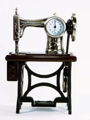Produktbild von Tischuhr Nähmaschine Quarzuhr aus Metall Siva Clock