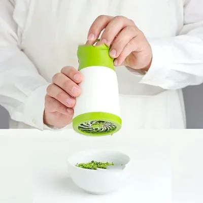 Obrázek produktu pro Ruční strouhák na sýr, multifunkční kuchyňský strouhák s nerezovými noži (mlýnek na bylinky)