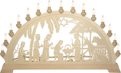 Ein Schwibbogen aus Holz zeigt die Szene der Christgeburt im Stall mit Maria Josef dem Jesuskind den Heiligen Drei Königen einem Hirten einem Schaf und einem Kamel unter einem Sternenhimmel beleuchtet von kleinen Kerzen.