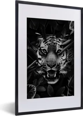 Produktbild von MuchoWow® Gerahmtes Poster Tiger zwischen den Blättern - schwarz und weiß 40x60 cm - Poster mit Schwarzem Bilderrahmen Wandposter Rahmen Foto Bilder - Poster in Rahmen
