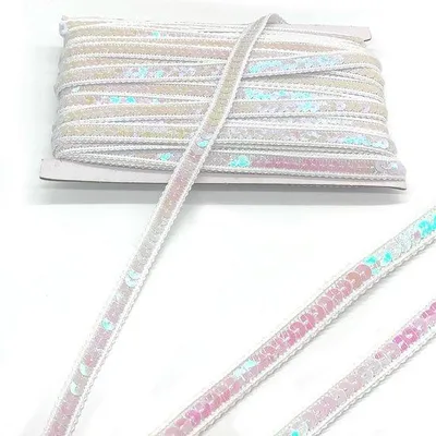Produktbild von 25 m lange Glitzerband, 12 mm Paillettenband, weiß, Glitzerpaillettenband, für Hüte oder Kleidung