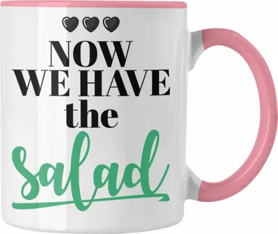 Produktbild von Trendation - Now We Have The Salad Tasse Geschenk Deutsch Englisch Wortwitz Lustige Kaffeetasse Büro Arbeit Kollegin (Rosa)