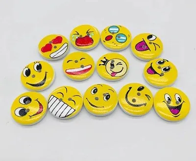 Produktbild von 20 Stück runde Holzknöpfe mit Smiley-Motiv, 20 mm, 2 Löcher, für Kinderkleidung, zum Nähen, Knöpfen und Scrapbooking