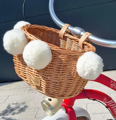 Zdjęcie produktu dla Koszyk rowerowy dla dzieci z naturalnej wierzby do modelu Dumpy Stripes z pomponami