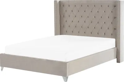 Produktbild von BELIANI Bett Hellgrau Samt mit Lattenrost 180 x 200 cm Hohes Gestepptes Kopfteil Knopfheftung Nieten Chesterfield Stil Retro Doppelbett Schlafzimmer