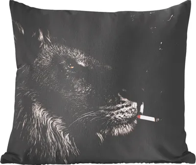 Produktbild von MuchoWow® Zierkissen Sofakissen Wohnzimmer Dekokissen 40x40 cm Löwe - Rauchen - Schwarz - Weiß - Foto Kissen - Schlafzimmer Dekoration