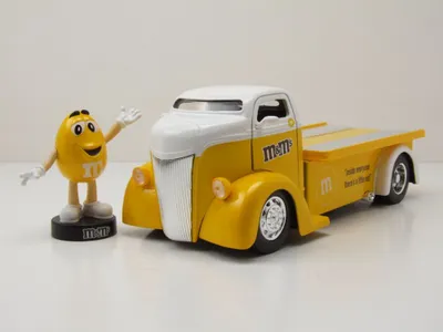 Produktbild von Jada Toys 253255066 Ford COE Flatbed 1947 gelb M&Ms mit Figur 1:24