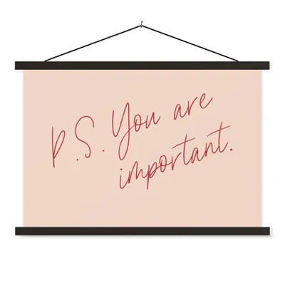 Produktbild von MuchoWow® Textilposter Text - P.S. Du bist wichtig - Zitate 90x60 cm mit schwarzem Rahmen - Aufhängungssatz