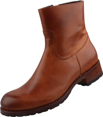 Das Bild zeigt einen braunen Stiefel der aus hochwertigem Leder gefertigt ist. Der Stiefel ist von der linken Seite sichtbar und hebt sich durch seine elegante Form und die markante Naht ab.