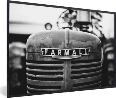 Produktbild von MuchoWow® Gerahmtes Poster Traktor - Schwarz - Weiß 60x40 cm - Poster mit Schwarzem Bilderrahmen Wandposter Rahmen Foto Bilder - Printing - Wanddeko Schlafzimmer