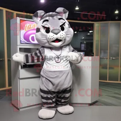 Obrázek produktu pro Postava REDBROKOLY maskota šedého tygra oblečená s áčkovou sukní a čelenkami
