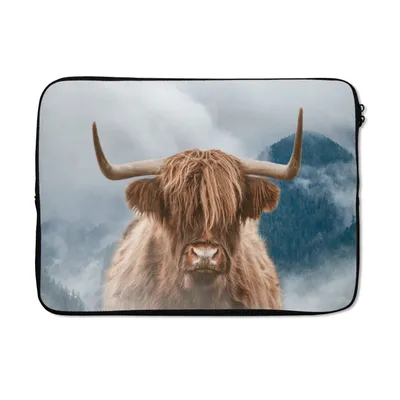 Produktbild von MuchoWow® Laptop Hülle 13 Zoll Schottischer Highlander - Berg - Nebel Laptoptasche - Laptophülle - Sleeve - Rundumschutz