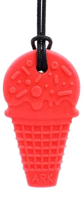 Image de Ark Therapeutics Kaukette : sucette glacée rouge pour enfants et adultes. Collier à mâcher en forme de glace, avec une texture riche, idéal pour les personnes ayant des besoins sensoriels.
