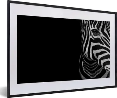 Produktbild von MuchoWow® Gerahmtes Poster Tiere - Zebra - Schwarz - Weiß 60x40 cm - Poster mit Schwarzem Bilderrahmen Wandposter Rahmen Foto Bilder - Schlafzimmer - Plakat in Rahmen - Drucken