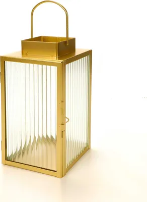 Produktbild von Laterne mit goldenem Metallrahmen und transparenten Milchglas-Einsätzen für Stumpenkerzen, Metalllaterne für drinnen und draußen, schließbare Tür mit Scharnieren, Klapp-Henkel, Kaminabzug