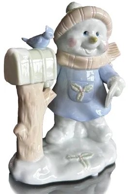 Imagen del producto de Pequeña figura de porcelana pintada a mano, ideal para decoración