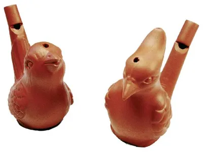 Produktbild von goki 15230 Vogelwasserpfeife, 6-6,5 cm hoch, Ton, terracotta (Modell zufällig, 1 Stück)