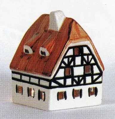 Die Alte Münze, in detaillierter Darstellung eines Fachwerkhauses, mit einem strohgedeckten Dach.