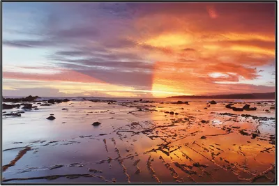 Produktbild von Wallario Wandbild Wattwanderung am Meer bei Sonnenuntergang, Größe: 61 x 91,50 cm, Poster mit schwarzem Aluminiumrahmen
