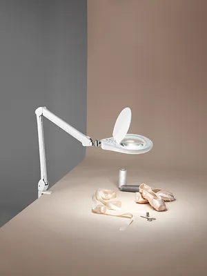 Immagine prodotto di Lampada da Tavolo LED 12W con Lente di Ingrandimento 3 Diottrie, Dimmerabile, Colore Bianco, Altezza 82 cm, Design Moderno e Funzionale - Perenz
