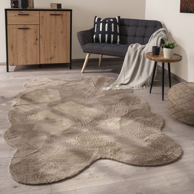 Teppich Wohnzimmer Kurzflor Modernes Kunstfell Fellform Weich Einfarbig Rutschfest Grösse 140x200 cm Fell-form