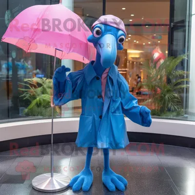 Produktbild von Blauer REDBROKOLY Flamingo Maskottchen Kostüm charakter bekleidet mit einem Regenmantel und Halsketten