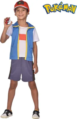 Pokemon Kostüm Ash Ketchum Poke-Trainer für Kinder mit Pokeball in der rechten Hand von Vorne und links oben das Pokemon-Logo