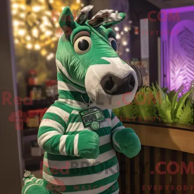 Produktbild von Maskottchencharakter REDBROKOLY eines grünen Zebras mit Pullover und Schlüsselanhänger