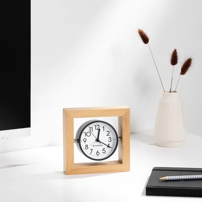 Produktbild von Navaris Analog Holz Tischuhr Quadrat Design - 13,2 x 13,2 x 4,3cm - analoge Uhr ohne Ticken weißes Ziffernblatt - Vintage Zeiger Holzuhr Hellbraun