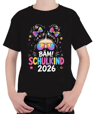 Productafbeelding van BÄM! SCHOOLKIND 2026. T-shirt voor meisjes, met de tekst "Eerste klas", "Meeissie Bun" en een afbeelding van een meisje. Kleur: zwart. Maat: 128