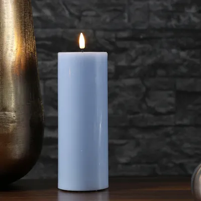 Produktbild von LED Stumpenkerze MIA - Echtwachs - realistische 3D Flamme - H: 20cm - D: 7,5cm - hellblau