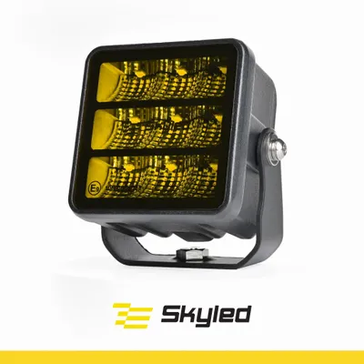 Produktbild von SKYLED Amnis Golden 45F LED Arbeitsscheinwerfer 10-32V (12/24V) 45W 3780 Lm Gelbe Linse 3400K Flutlicht IP69K Nebelscheinwerfer Gelblicht für LKW Traktor Bagger Offroad Forst