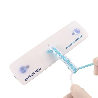 Produktbild von Übungsbrett-Set zum chirurgischen Knotenbinden – komplettes Werkzeugset zum medizinischen Knotenbinden mit Seil zum Erlernen chirurgischer Knoten, einschließlich Knotentrainer und Schnellknoten-Werkzeug für Schüler